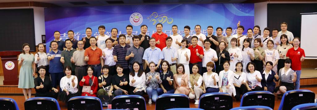 图为 全校参赛辅导员与公司领导合影 图为 全校参赛辅导员与公司领导合影